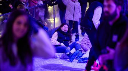 La pista de hielo habilitada en el paseo de Sarasate abrió sus puertas este viernes 29 de noviembre /