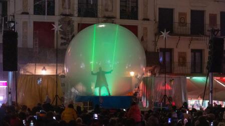 El mago Pedro III durante su actuación en el acto del encendido de la iluminación navideña en Tudela