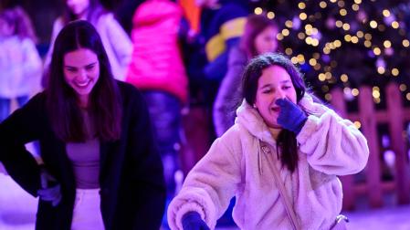 La pista de hielo habilitada en el paseo de Sarasate abrió sus puertas este viernes 29 de noviembre /
