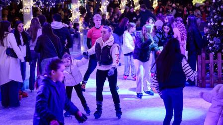 La pista de hielo habilitada en el paseo de Sarasate abrió sus puertas este viernes 29 de noviembre /