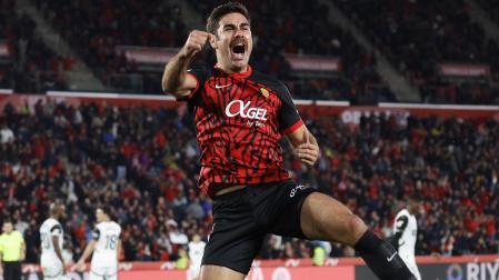 Abdón Prats celebra el tanto que sirvió al Mallorca para lograr la victoria contra el Valencia /