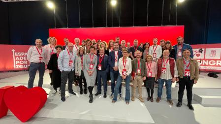 La delegación socialista navarra en el 41º Congreso Federal del PSOE en Sevilla, encabezada por María Chivite