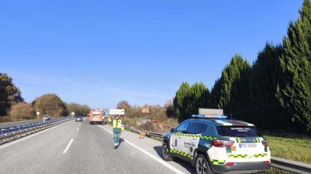 El vehículo se ha salido de la vía y ha quedado en una pista paralela a la autovía