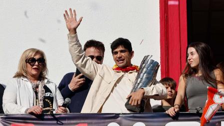 Jorge Martín saluda desde el balcón del consistorio de San Sebastián de los Reyes