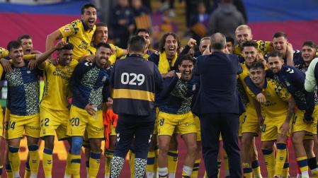 Los jugadores de Las Palmas celebran el triunfo en el Estadio Olímpico Lluís Companys