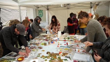 Quince personas (aforo completo) participaron en el taller de estampación textil