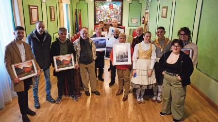 Las asociaciones homenajeadas y los ganadores del concurso de fotografía en el salón de plenos del Ayuntamiento /