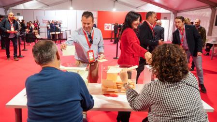 Los delegados de PSOE ejercen su derecho al voto en el 41 Congreso Federal