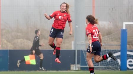 Irati Igoa, a la derecha, celebra el 1-0 de su compañera Saioa Churruca