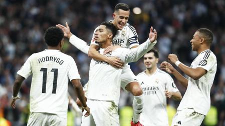 Los jugadores del Real Madrid celebran el 1-0, obra de Jude Bellingham de penalti /