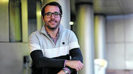 Javier Castillo Esteban, navarro de 36 años, ejerce de comercial de seguros y es padre de dos niñas