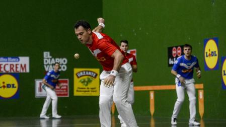 Erik Jaka ejecuta un saque durante el partido de Basauri.