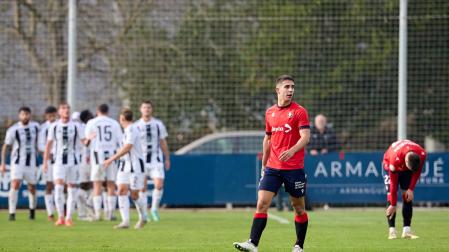 Asier Osambela se lamenta tras el primer gol anotado por el Tarazona, obra de Borja Romero