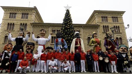 En una imagen poco habitual, los miembros de la comparsa posan con las figuras delante del árbol de Navidad en la Coronación /