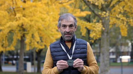 Patxi Cía, con la medalla de plata de subcampeón mundial.