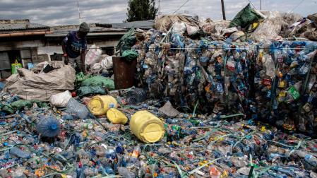 Un hombre trabaja en un centro de reciclado de plásticos en Kenia