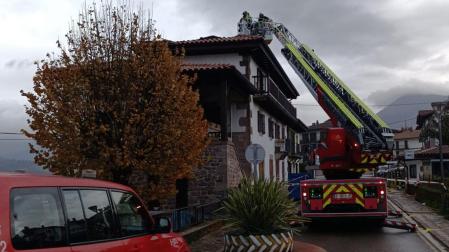 Bomberos trabajan en las tareas de extinción