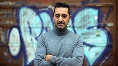 Jandro Gastaminza, entrenador de la Mutilvera B, posa en un muro del barrio pamplonés de San Juan