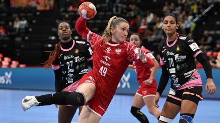 La polaca Karolina Kochaniak-Sala lanza a portería entre las jugadoras de la selección española Danila So Delgado Pinto y Carmen Arroyo Pimenta