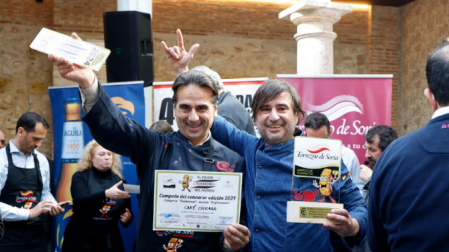 Los propietarios del Café Chicago, ganadores del mejor torrezno del mundo