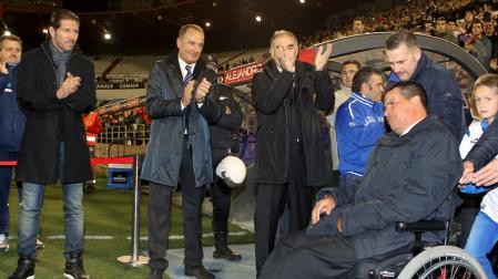 El entrenador del Atlético de Madrid, el argentino Diego Simeone (i) y el técnico que ganó la Recopa con el Real Zaragoza, Víctor Fernández (2i), reciben al exjugador argentino del Zaragoza Fernándo Cáceres (d), a su salida al césped del estadio de La Romareda