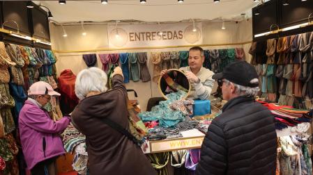 Pañuelos se seda hechos a mano, uno de los productos que forman parte de la Feria de Navidad de la Plaza de Toros de Pamplona