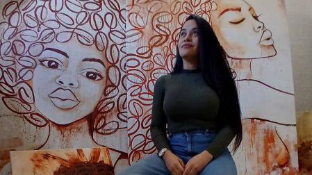 Delia Izabel en su estudio, su “templo de café”, lo llama