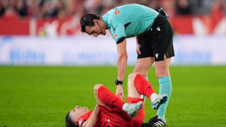 Bryan Zaragoza se duele en el suelo mientras se acerca Martínez Munuera