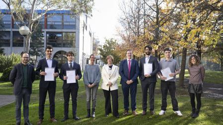 Finalistas, premiados y autoridades de la UPNA y del Colegio de Economistas, en la UPNA