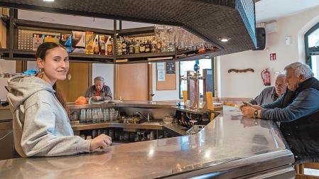 Ane Zúñiga atiende a varios clientes en el Bar Zúñiga, que contará también con tienda