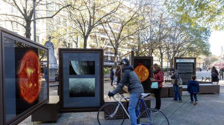 Fotos de la exposición al aire libre ‘Otros mundos’, en el Paseo de Sarasate de Pamplona.