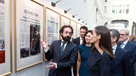 La Reina, a su llegada a la Galería de Cristal del Palacio de Cibeles, donde ha visitado la exposición por el 35º aniversario de la fundación del diario 'El Mundo'