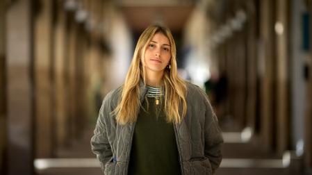 A: J.P. Urdíroz
F: 05-12-2024
P: Elena Valej
L: Pamplona. Casco Antiguo.
T: Entrevista a la jugadora de Osasuna Femenino, Elena Valej.