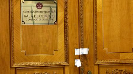 Las puertas de la sala del consejo del Tribunal Constitucional rumano cerradas durante el debate del Tribunal Constitucional rumano (CCR) sobre los resultados de la primera ronda de las elecciones presidenciales