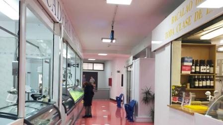 Vista del interior del mercado municipal, con las nuevas luminarias y el suelo ya arreglado.
