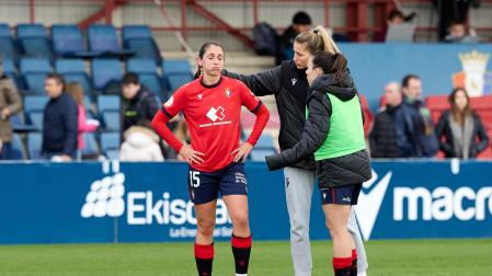 Judith Luzuriaga se lamenta tras el encuentro de su fallo en el gol del Balears. Le consuelan Carmen Sobrón y Elena Valej, que no jugó