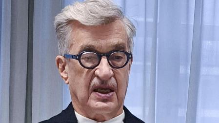 El realizador alemán Wim Wenders en un encuentro con un reducido grupo de periodistas, horas antes de recibir, a sus 79 años, el Premio a la Trayectoria de la Academia de Cine Europeo