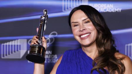 Karla Sofia Gascon, con su galardón a la Mejor Actriz