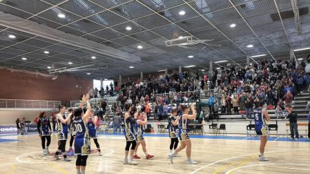 Las jugadoras del Osés saludan al público tras el encuentro