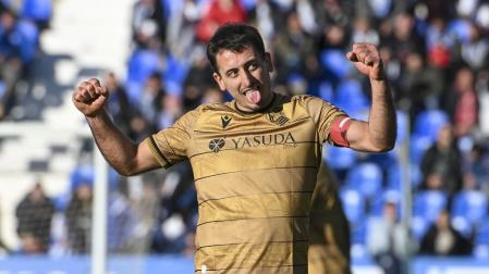 El delantero de la Real Sociedad Mikel Oyarzabal celebra tras marcar el 0-3 durante el partido de LaLiga entre el Leganés y la Real Sociedad