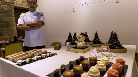 El pastelero Steven Tipán, vecino de Estella, posa en Casa Luisa, hotel en el que trabaja, con pasteles navideños