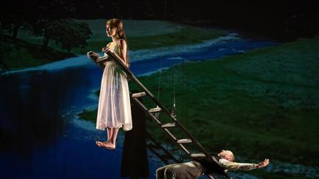 Momix llega hoy al Baluarte con su espectáculo de danza y acrobacias 'Alice'.