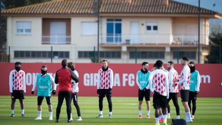 -Los jugadores del Girona FC, durante el entrenamiento que realiza la plantilla rojiblanca en las instalaciones de la Girona Football Academy by PUMA