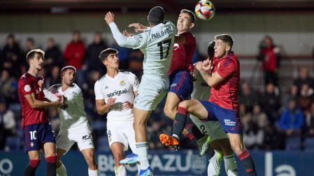 Una imagen del partido Osasuna Promesas - Nàstic, de Primera RFEF, en noviembre de 2023