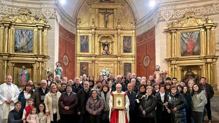 Con un cuadro con la imagen de San Miguel de Aralar, el presbítero Juan Mari Madoz, rodeado de una nutrida concurrencia de fieles.