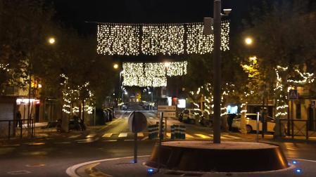 Cortinas de luces y guirnaldas en los árboles de la avenida de Sangüesa