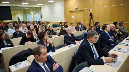 Público y ponentes en la jornada sobre la ley foral de Salud celebrada en la UNED.
