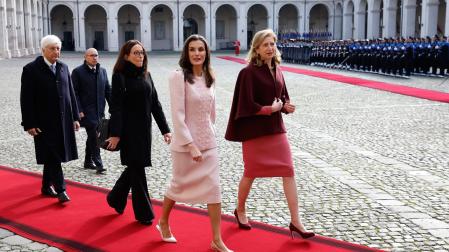 La reina Letizia junto a  Laura Mattarella (d), hija del presidente de la República Italiana, Sergio Mattarella durante la recepción oficial que el presidente italiano ofrece a los reyes Felipe y Letizia, este miércoles en el Palacio del Quirinal, en Roma