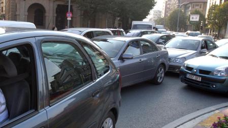 Atasco en la plaza Merindades