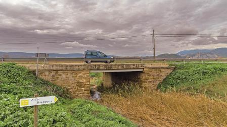 Zona del paseo fluvial en la que se adecuará una pasarela para salvar el puente con tráfico